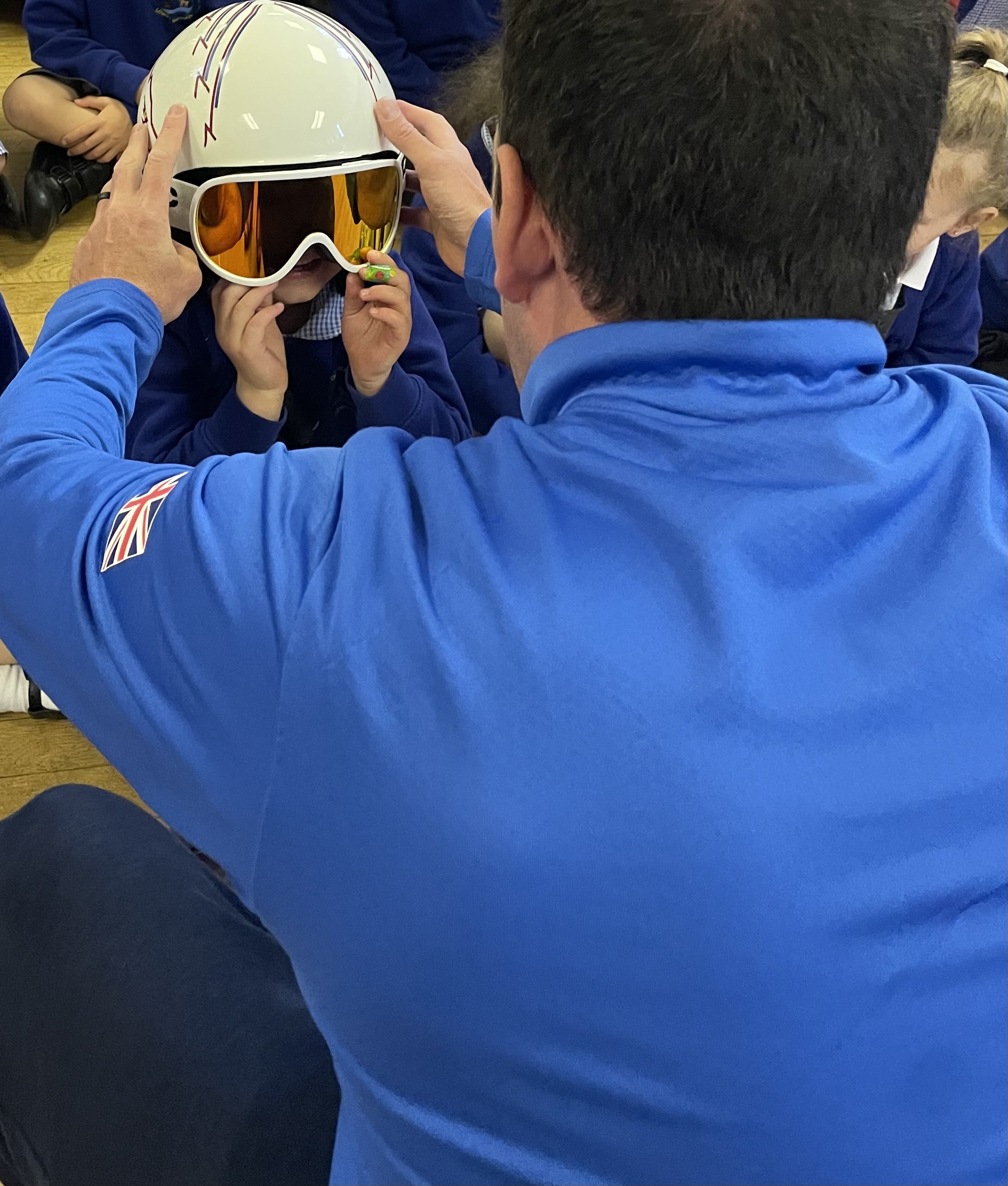 Child wearing the ski helmet